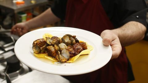 Preparacin de tapas de bonito en un bar de Burela.