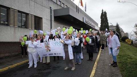 Concentracin frente al hospital de Monforte de las auxiliares de enfermera este viernes por la maana. Por la tarde se celebr otra 