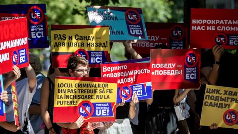 Manifestantes moldavos de extrema derecha protestan contra el ingreso en la UE, el martes en Chisinu.