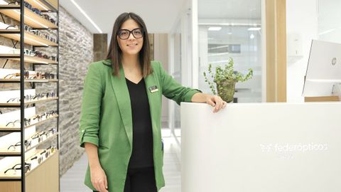 Carmen, en el centro de Federpticos Lukus donde trabaja en la ciudad amurallada.