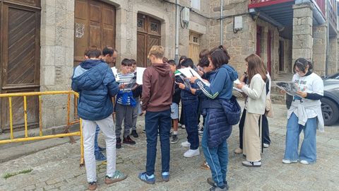 Estudantes do instituto Lama das Quendas durante un percorrido polas ras do casco vello de Chantada