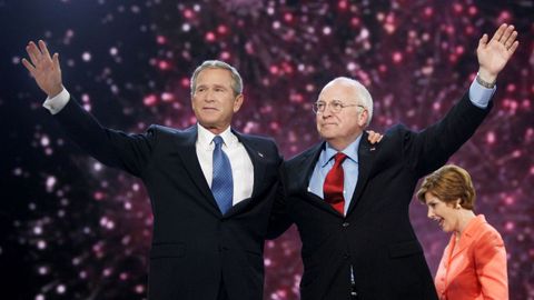 George W. Bush y Dick Cheney en la campaña de su reelección como presidente y vicepresidente de Estados Unidos, en el año 2004. 