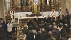 Cientos de personas abarrotaron la iglesia de Ribadeo este lunes para despedir a los cuatro j�venes con una misa que oficiaron varios sacerdotes y presidi� el obispo, Fernando Garc�a Cadi�anos