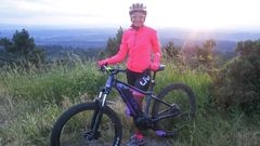 Unha das cousas que lle gusta facer a esta muller � andar en bicicleta polo monte
