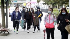 J�venes con mascarillas en la calle Cardenal al inicio de la desescalada