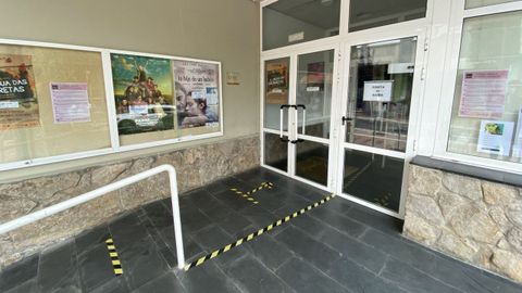 Entrada del teatro Lauro Olmo de O Barco