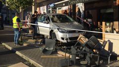 Se empotra contra la terraza de una cervecer�a en Teo