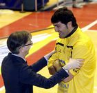 Moncho Fern�ndez saluda a Chagoyen antes del partido.
