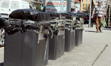Algunos contenedores subterr�neos, como estos junto al Jard�n, llegaron a estar llenos de agua.