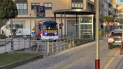 El cami�n de los bomberos, aparcado a la entrada del aparcamiento de Xinzo de Limia.