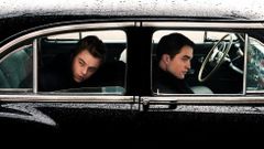�LIFE�. Dane de Haan, en el papel de James Dean, y Robert Pattinson, como Dennis Stock, en el filme de Anton Corbjin