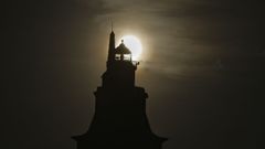 Imagen de la torre de H�rcules del 30 de abril, d�a en que el Sol estuvo a una altura similar a la que tendr� el pr�ximo 12 de agosto, fecha del eclipse total. El entorno del faro es una de las mejores ubicaciones� para contemplar el fen�meno, aunque podr� observarse desde muchos puntos de la ciudad.