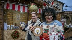 Arantxa Cernadas y su madre, Pili Monterroso, con sus dulces artesanales en el mercadillo navide�o de Noia