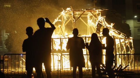 Quema de la falla de San Xo�n en Riazor el pasado junio