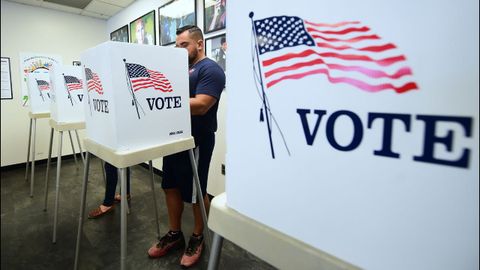 Ms electores en un colegio electoral de Norwalk, en California