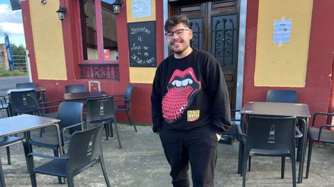 El andaluz Manuel Mill�n, a las puertas del bar De Sur a Norte que regentar� a partir de ahora con su familia