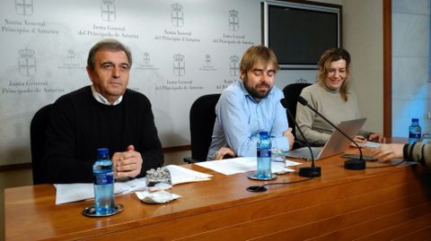 Dacio Alonso, de UCE-Asturias, con Daniel Ripa y Rosa Espi�o, de Podemos.Dacio Alonso, de UCE-Asturias, con Daniel Ripa y Rosa Espi�o, de Podemos