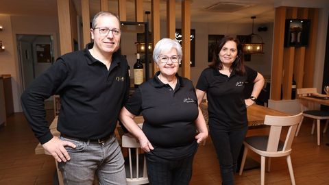 El restaurante Villa de Oro, en Camariñas, acaba de ser incorporado a la prestigiosa guía, no solo como local recomendado, sino, también, en la categoría Bib Gourmand, que reconoce tanto la calidad de los preparados como los precios contenidos. Fue abierto en 1995 por la madre de Mauricio Aufiero. Ambos posan en la imagen junto a la mujer de este último.  