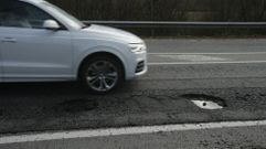Un conductor esquiva un bache en el tramo de la N-120 entre Monforte y Ferreira, en una fotograf�a hecha este viernes