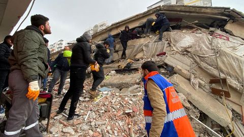 Bsqueda de supervivientes en Diyarbakir, Turqua, tras sufrir el impacto de un terremoto