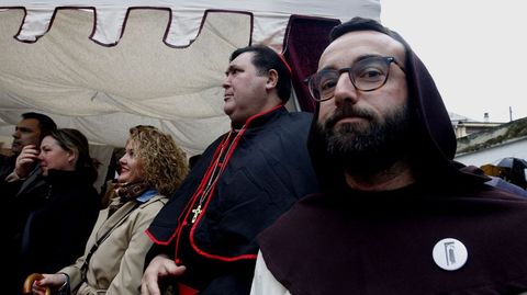 Los concejales del BNG Manuel Luaces y Emilio S�nchez, este �ltimo vestido de obispo