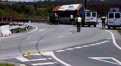 El accidente ocurri el 3 de mayo del 2009 en la rotonda de Lavacolla. Murieron tres jvenes.