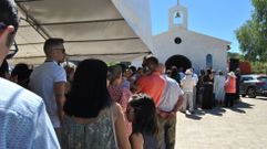 Vecinos de A Lama guardan cola para entrar en la capilla de la virgen Peregrina que construyeron