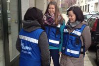 Las trabajadoras de Alume visten petos azules en las salidas. 