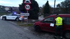 Foto de archivo de un guardia civil en el momento en el que precinta un coche que circulaba sin seguro y sin ITV