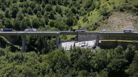 En un primer momento en trfico sigui circulando por la otra parte del viaducto.