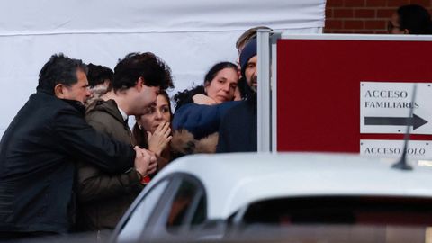 Familiares de v�ctimas del siniestro ferroviario, ante el punto de informaci�n habilitado en el Centro C�vico Poniente, en C�rdoba, atendido por miembros de la Cruz Roja, psic�logos y servicios sanitarios