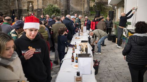 Fiesta en el barrio pobrense de A Covecha en Nochebuena.