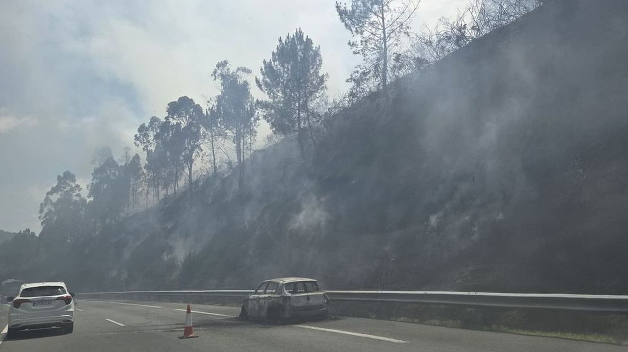 El incendio en un vehículo en la autopista AP-9 a su paso por Padrón se propaga al monte