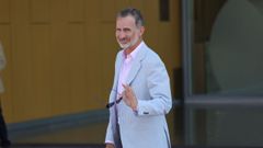 El rey Felipe VI entrando en el hospital para visitar a su padre