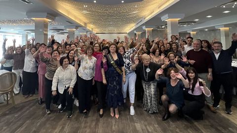 M�s de un centenar de compa�eros arroparon a Charo Silva (con la banda) en su fiesta de despedida