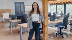 Estela Curr�s en una de las amplias aulas de las nuevas instalaciones de Bon Saber