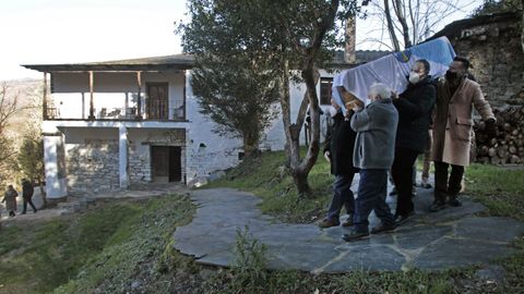 Momento da conducin do cadaleito de Uxo Novoneyra, este venres, trado desde Lugo, no camio de descenso no xardn da sa casa natal no Courel, cara ao lugar preto da vivenda onde xa descansa.