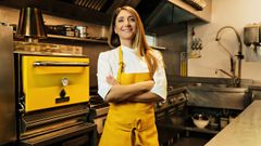 Luc�a Freitas, en la cocina de su restaurante A Tafona, en Santiago de Compostela