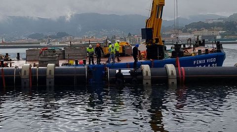 Los tramos se sueldan en alta mar desde un barco y con el auxilio de buzos