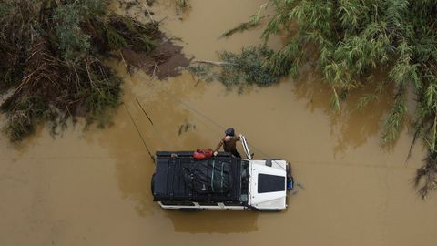  Un hombre agarrado a su coche espera ser rescatado en el paso del Puente Ferroviario Ro Guadalhorce en Mlaga tras las inundaciones por el paso de la dana