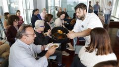 Al chef Alberte en un momento de reparto de los platos preparados