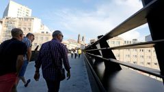 Imagen de la pasarela que conecta el centro comercial con el Casco Vello de Vigo