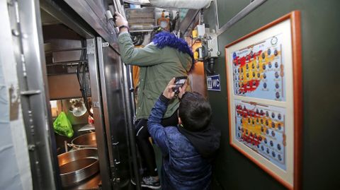 VISITAS AL SUBMARINO TRAMONTANA, ATRACADO EN LA ESCUELA NAVAL DE MAR�N