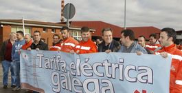 Xavier Vence (en el centro, de gafas) junto a un grupo de trabajadores delante de la factor�a de Celsa Atlantic en Lendo, A Laracha . 