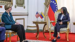 La presidenta interina de Venezuela, Delcy Rodr�guez, con la nueva encargada de negocios de Estados Unidos en el pa�s caribe�o, Laura Dogu