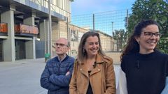 V�zquez Barquero, Natalia Gonz�lez y Mar�a Fern�ndez, ayer en el pabell�n de Os Remedios.