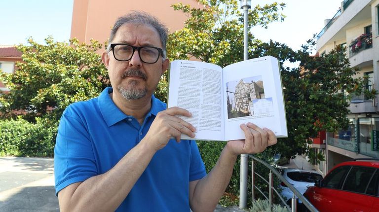 Carlos Medrano, autor do libro Crnicas de Portonovo, na plaza queno seu da foi o cine Gondario, unha das historias que recolle no seu volume