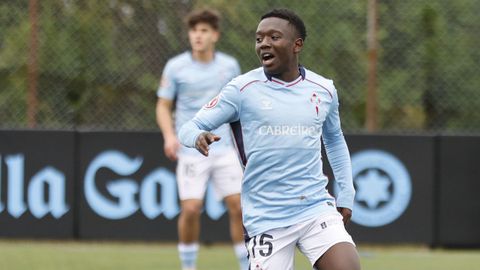 El futbolista del Celta Juvenil A Aldrine Kibet, celebrando un gol en A Madroa en un cruce anterior.