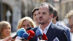 Carlos Iturgaiz atiende a los medios cerca del mercado de abastos de Bilbao.