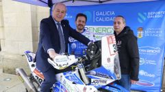 Jos� Tom� se subi� a la moto de Eduardo Iglesias en la presentaci�n en Lugo del respaldo de la Diputaci�n a este piloto monfortino
